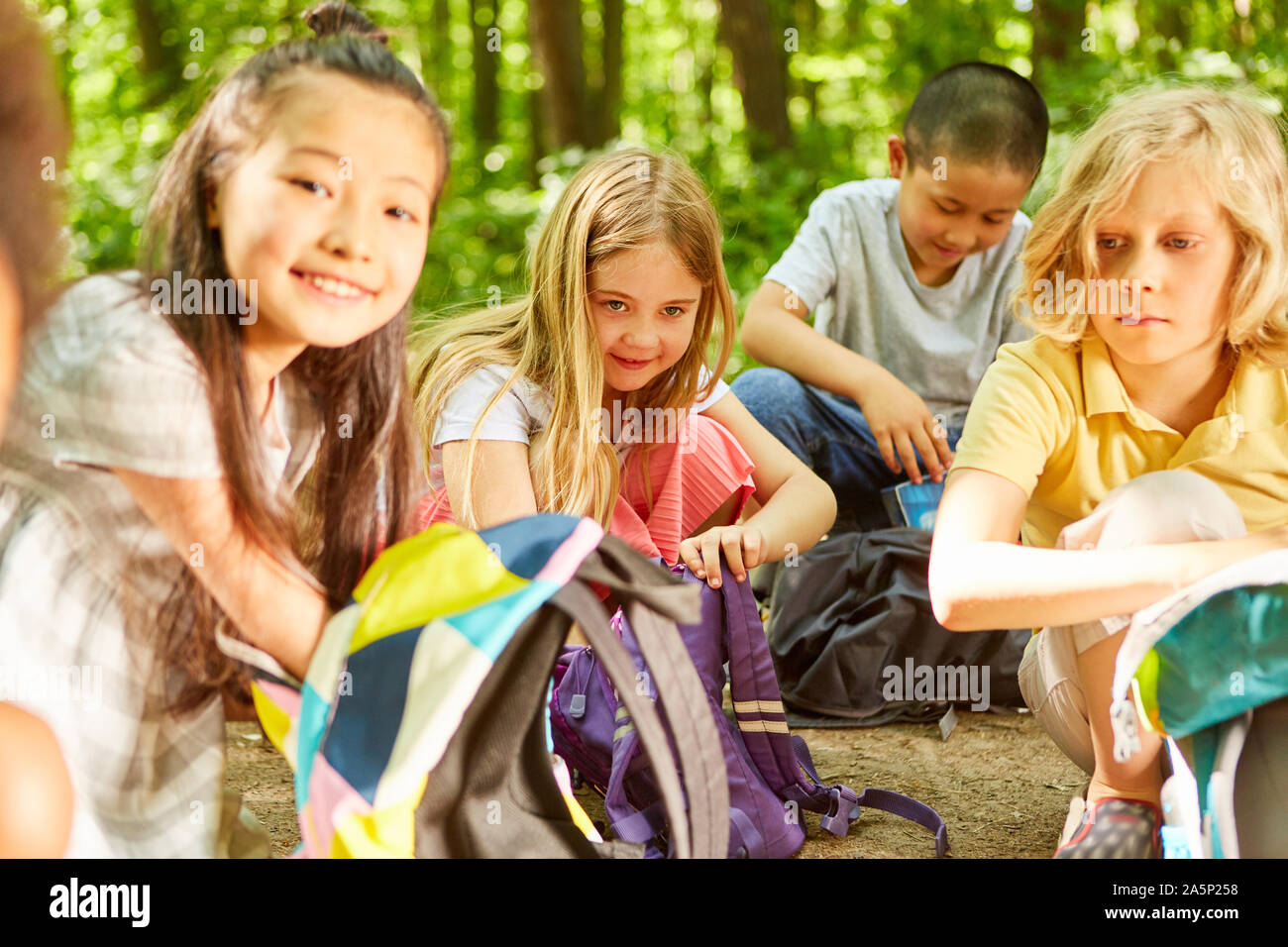 Multicultural children group hi-res stock photography and images - Alamy