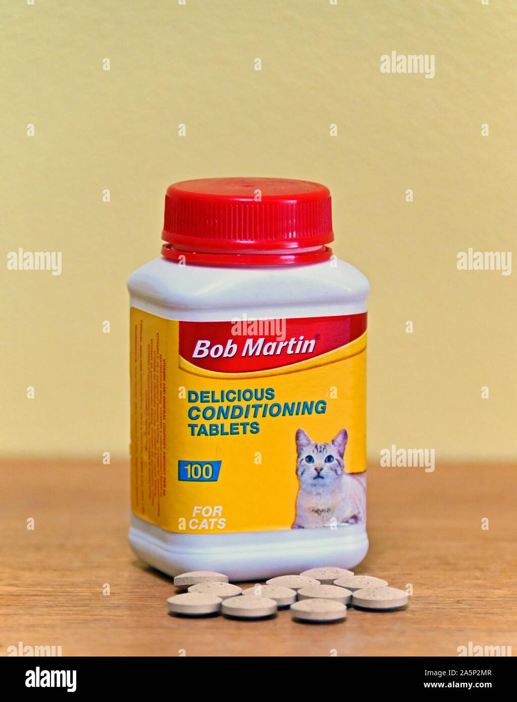 Bob Martin Delicious Conditioning Tablets for Cats. Plastic container