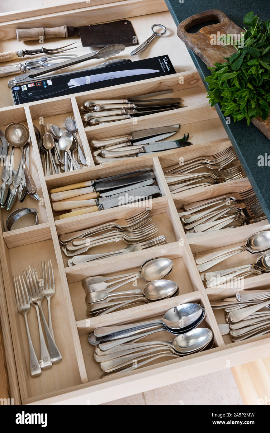 https://c8.alamy.com/comp/2A5P2MW/bespoke-cutlery-drawer-made-to-specification-by-dominic-ash-2A5P2MW.jpg