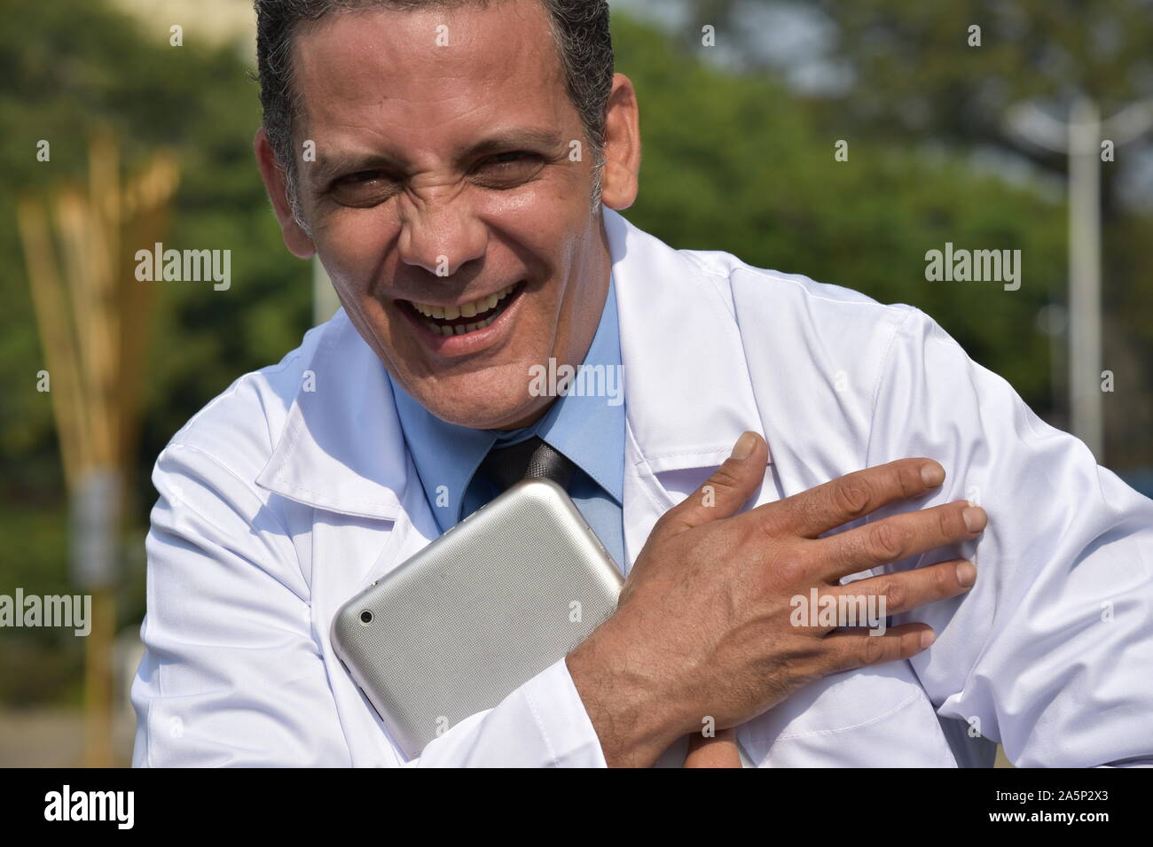 Doctor latino hi-res stock photography and images - Alamy