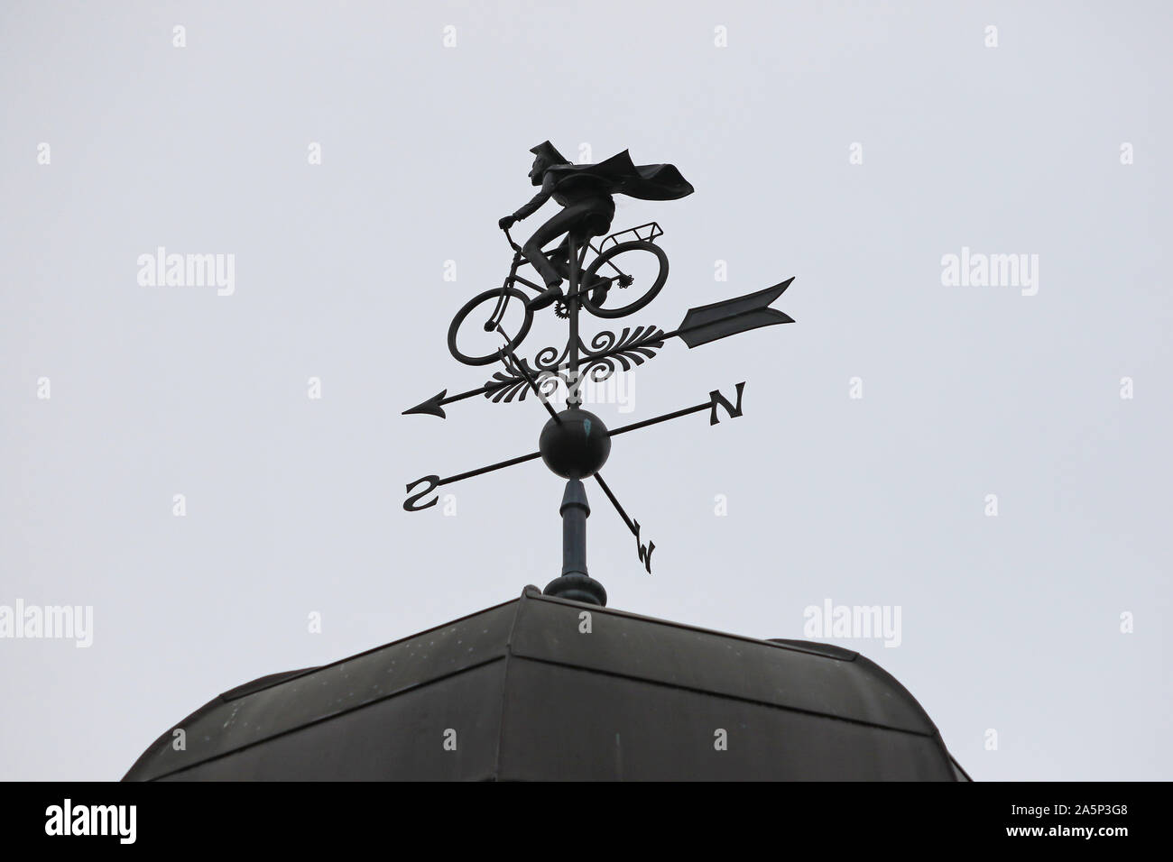 contemporary weather vane part of Harris Manchester college called the Siew-Sngiem clock tower designed by Yiangou Architects 2014 in classical style Stock Photo