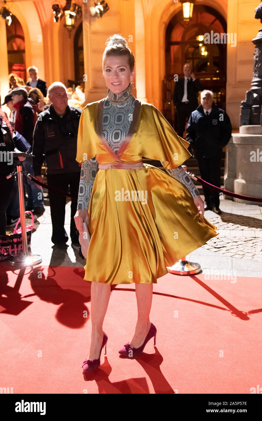 18 October 2019, Hessen, Frankfurt/Main: Nele Kiper is about to be awarded the Hessian Film and Cinema Prize 2019 on the Red Carpet at the Alte Oper. Photo: Silas Stein/dpa Stock Photo