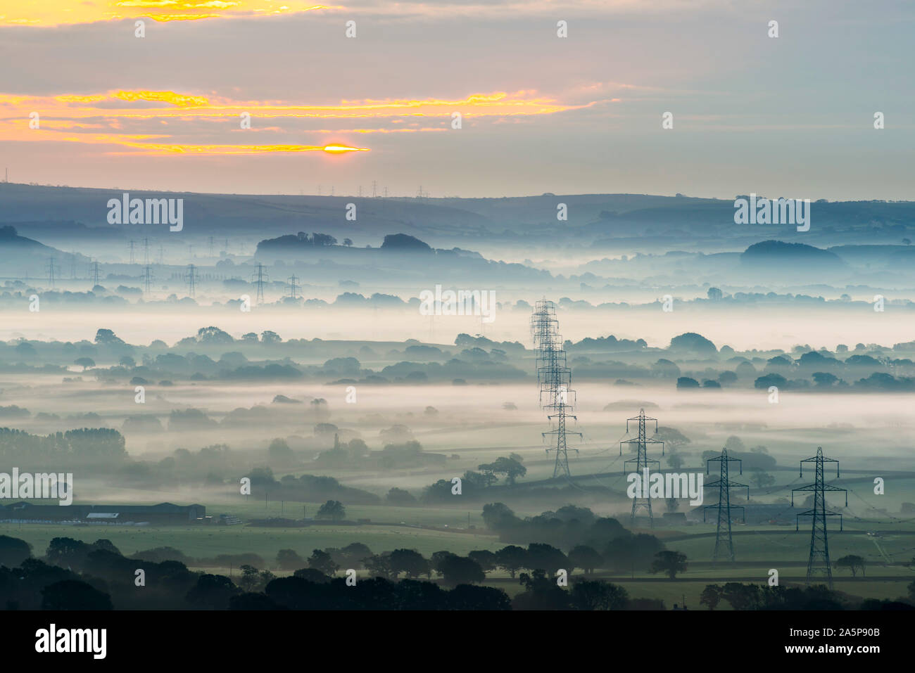 Uk Pylons Electricity Houses High Resolution Stock Photography And Images Alamy
