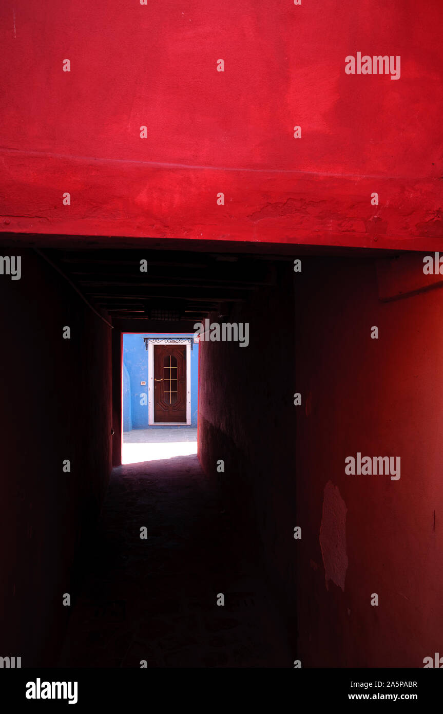 Rotes Haus und blaue Tür Stock Photo