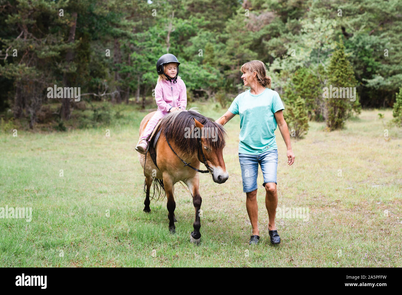 Girl riding horse hi-res stock photography and images - Alamy
