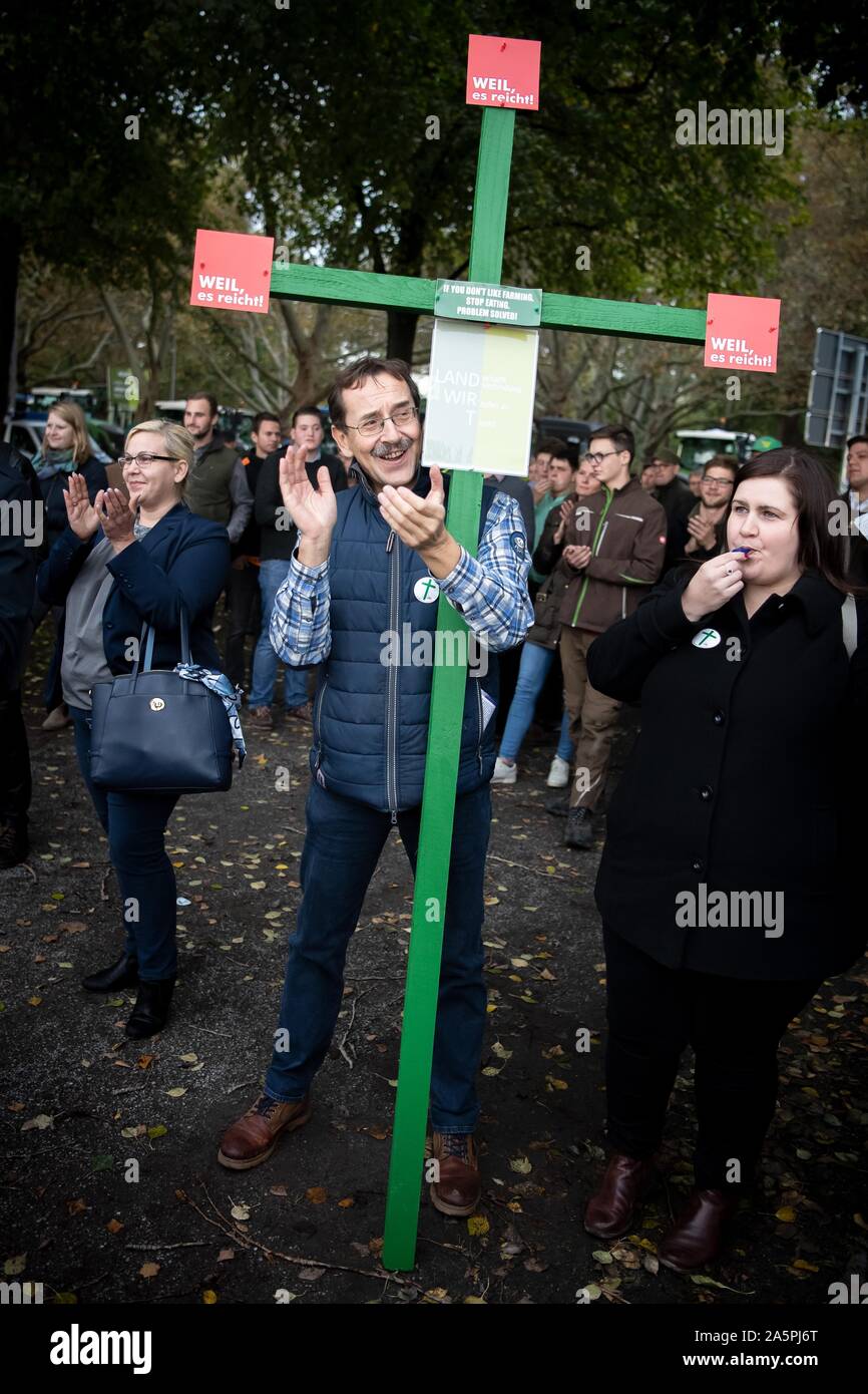 Hanover, Germany. 22nd Oct, 2019. Farmer Burghard Cemetery holds a green cross. The rally is part of a nationwide campaign by the farmers' initiative "Land schafft Verbindung", which has been joined by tens of thousands of farmers in a very short space of time. They are protesting against the federal government's agricultural policy. Credit: Sina Schuldt/dpa/Alamy Live News Stock Photo