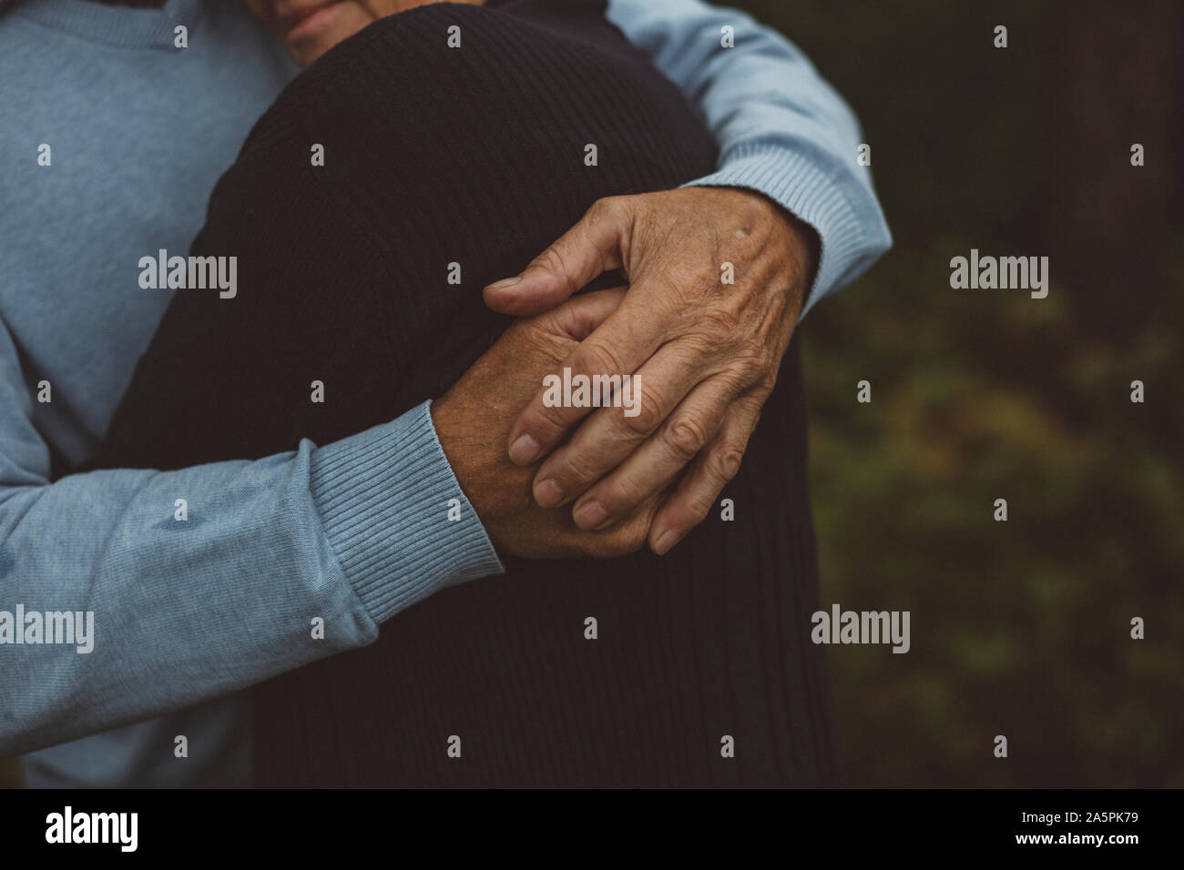 Older couple walking hand in hand hi-res stock photography and images ...