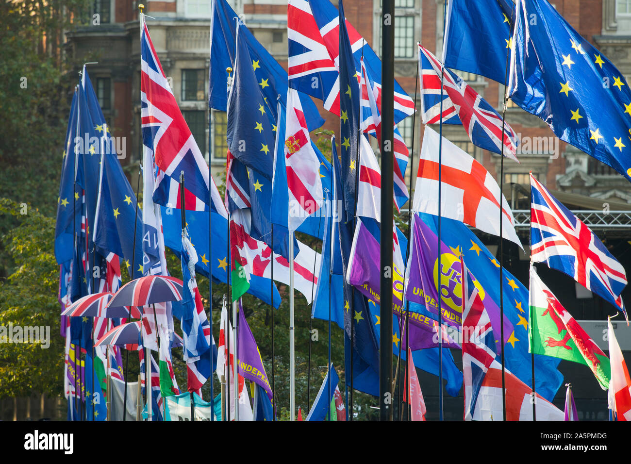 Westminster, London, UK. 22nd October 2019. Remain and Brexit demonstrators outside Parliament await the arrival of MPs for daily business. Pro-Brexit and Remain flags wave in the breeze at College Green. Credit: Malcolm Park/Alamy Live News. Stock Photo