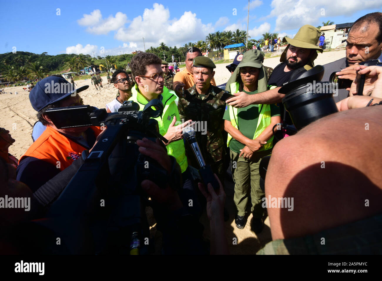 Cabo De Santo Agostinho, Brazil. 22nd Oct, 2019. Environment Minister Ricardo Salles visits the morning of Tuesday, 22, the beach of Itapuama, in the city of Cabo de Santo Agostinho, PE coast. The site was another target of the oil spill that hits several beaches in northeastern Brazil. Credit: Veetmano Prem/FotoArena/Alamy Live News Stock Photo