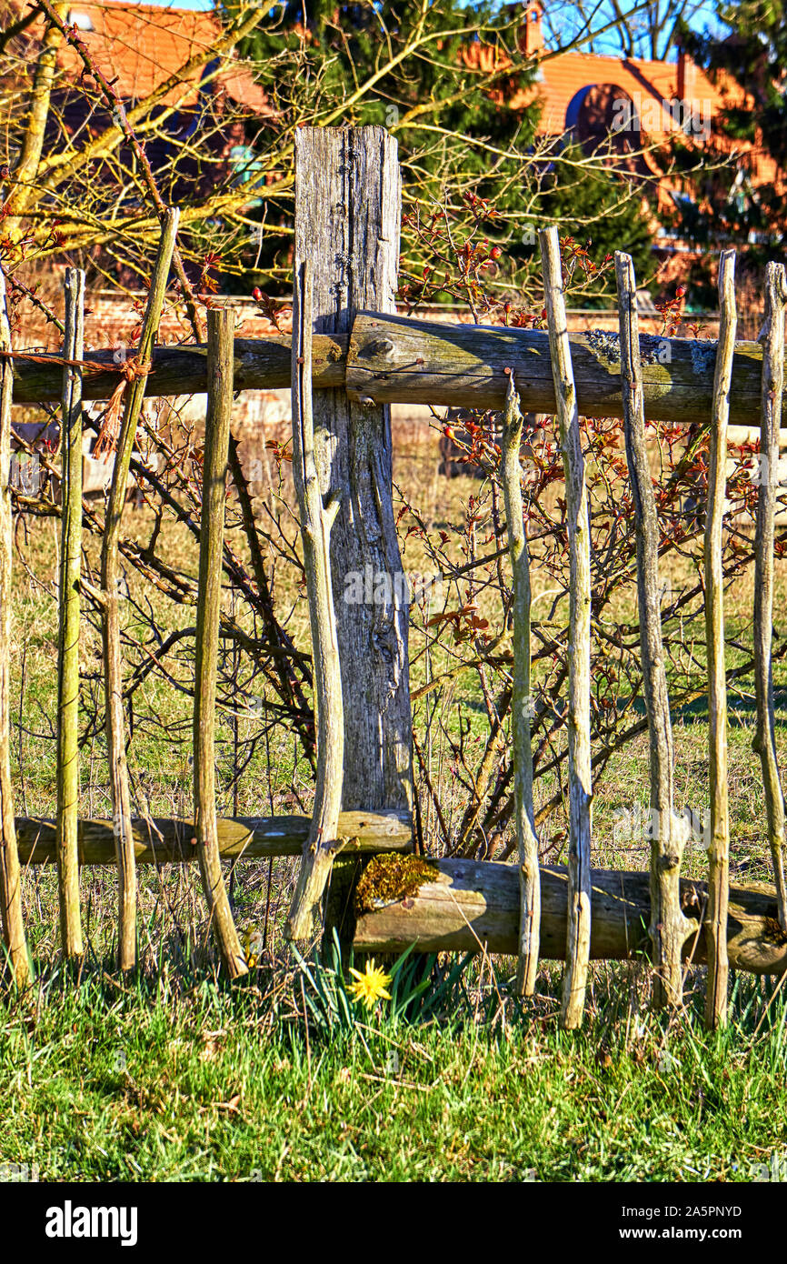 Broken white picket fence hi-res stock photography and images - Alamy