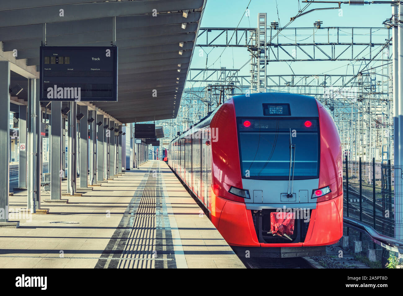 Треугольные вагоны. Путешественники на вокзале. Train stand. Train stand. Поезд друзей вару.