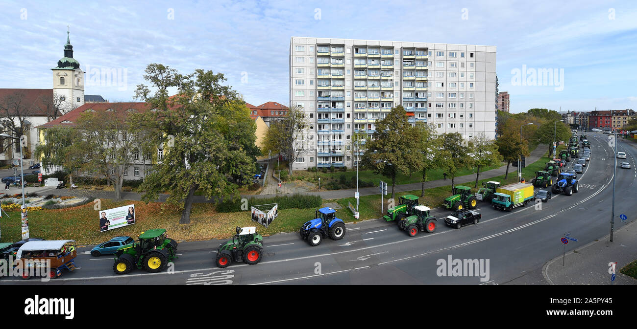 22 October 2019, Thuringia, Erfurt: With a tractor parade through Erfurt, Thuringian farmers are participating in the nationwide protest action 'Land schafft Verbindung' against a planned agricultural package of the federal government. The farmers want to protest against the tightening of the fertilizer regime, the free trade agreement between the EU and Mercosur and the public farmer bashing. Photo: Martin Schutt/dpa-Zentralbild/dpa Stock Photo