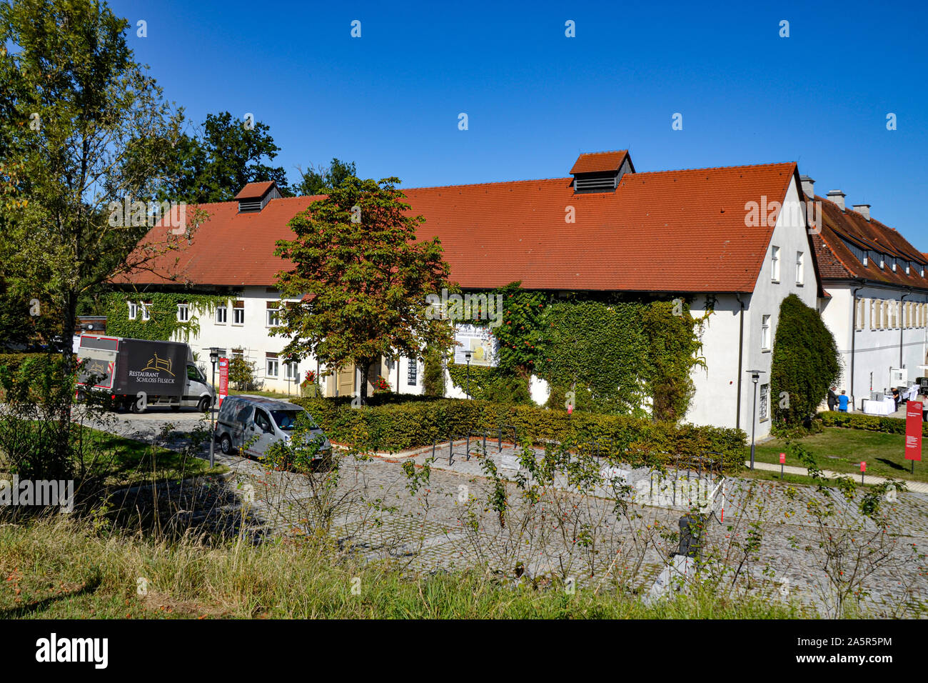 Schloss Filseck liegt hoch über den Orten Faurndau und Uhingen mit Blick in das Filstal und auf den Hohenstaufen Stock Photo