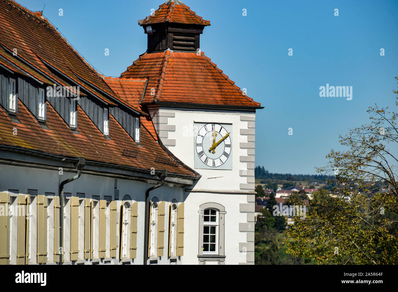 Schloss Filseck liegt hoch über den Orten Faurndau und Uhingen mit Blick in das Filstal und auf den Hohenstaufen Stock Photo