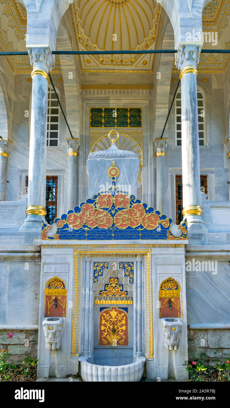 TOPKAPI PALACE TURKEY AVLU COURTYARD DECORATED FOUNTAIN AND WATER TAPS OUTSIDE THE ENDERUN LIBRARY BUILDING Stock Photo