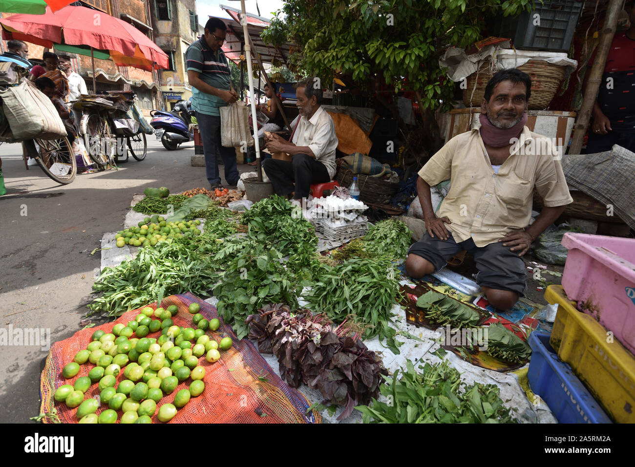Vegetable vendors. Shyambazar Street, Kolkata, West Bengal, India Stock