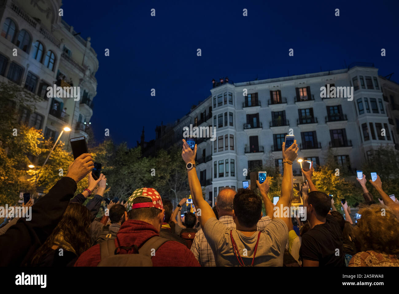 Barcelona. 20th Oct, 2019. Hundreds of people protest with the flash-light of their mobile phones in front of the of Spanish Government Delegation. Stock Photo