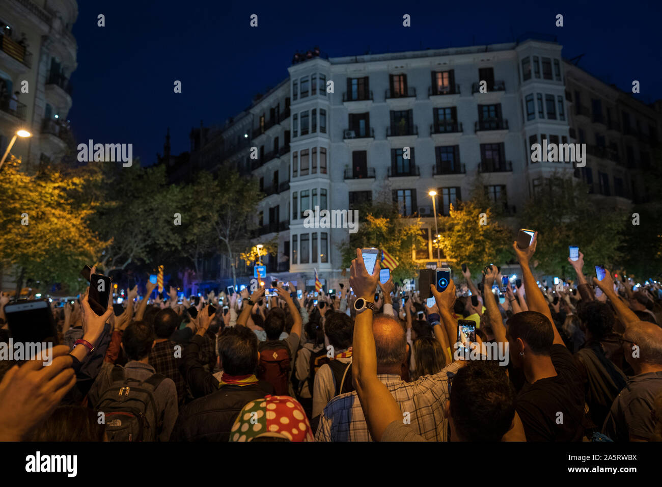 Barcelona. 20th Oct, 2019. Hundreds of people protest with the flash-light of their mobile phones in front of the of Spanish Government Delegation. Stock Photo