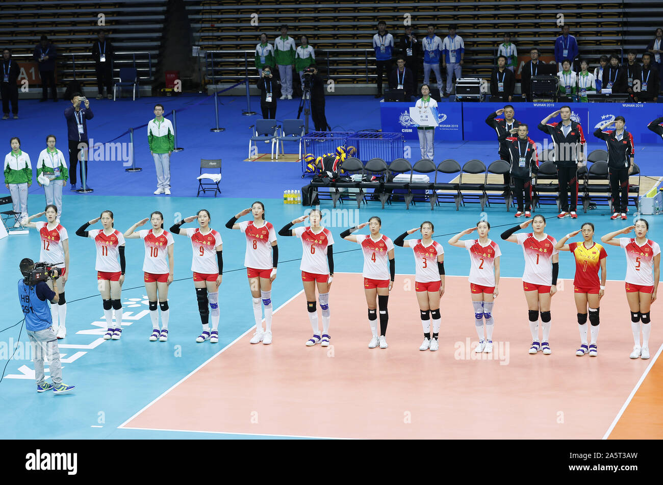Wuhan, China's Hubei Province. 22nd Oct, 2019. Chinese volleyball players salute before the women's volleyball gold medal match against Brazil at the 7th CISM Military World Games in Wuhan, capital of central China's Hubei Province, Oct. 22, 2019. Credit: Lan Hongguang/Xinhua/Alamy Live News Stock Photo