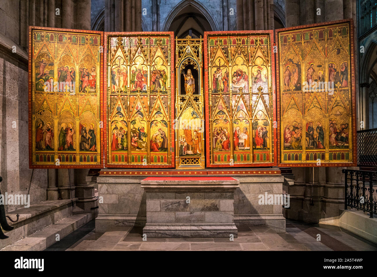 Klaren-Altar, Feiertagsöffnung im Innenraum des Kölner Dom, Köln, Nordrhein-Westfalen, Deutschland    |  Altar of the Poor Clares, Feast Day Opening, Stock Photo