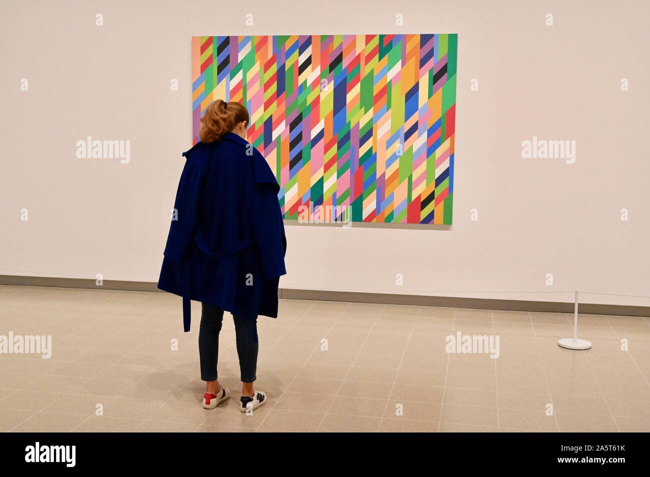 Bridget riley exhibition hi-res stock photography and images - Alamy