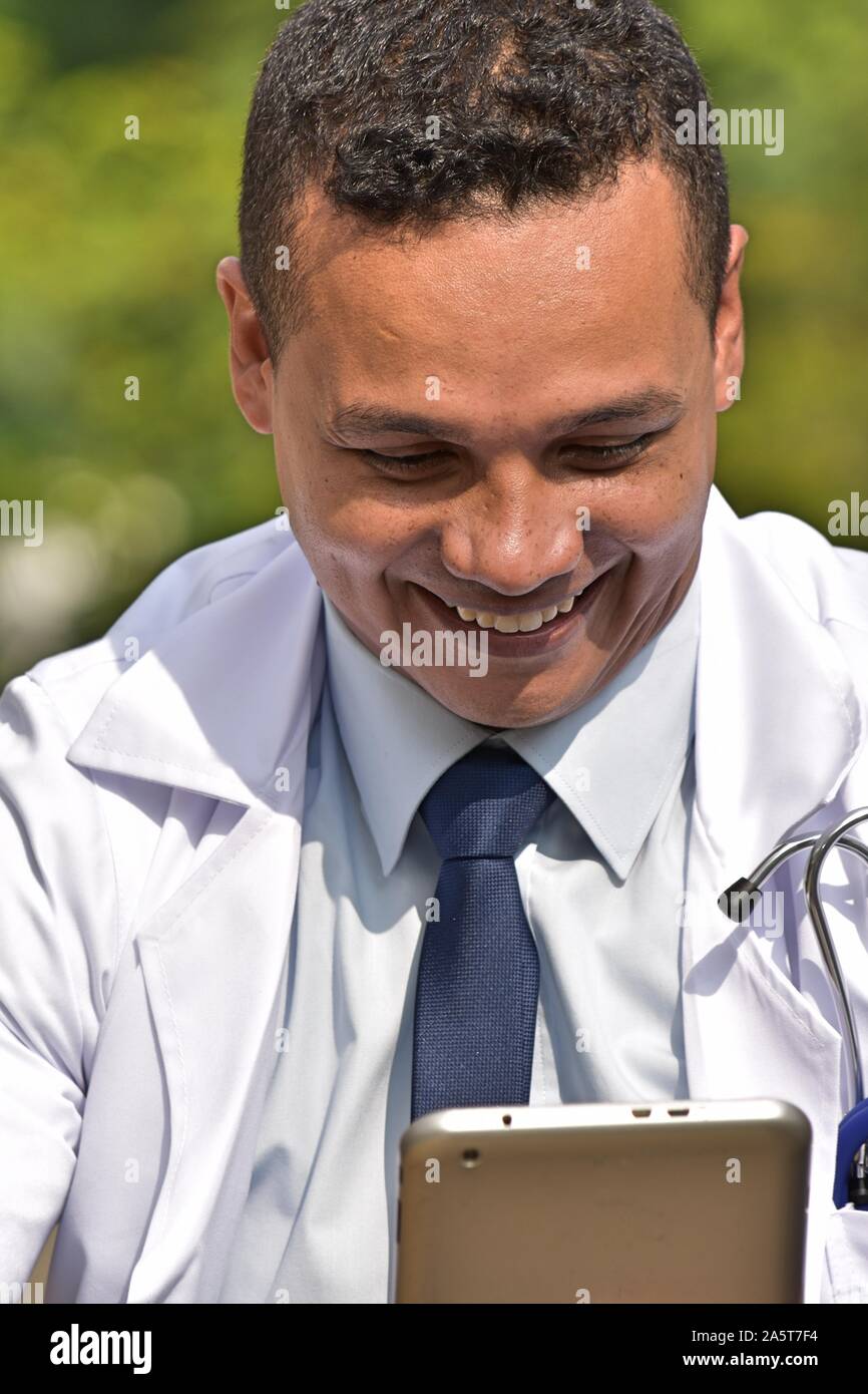 Doctor using tech hi-res stock photography and images - Alamy