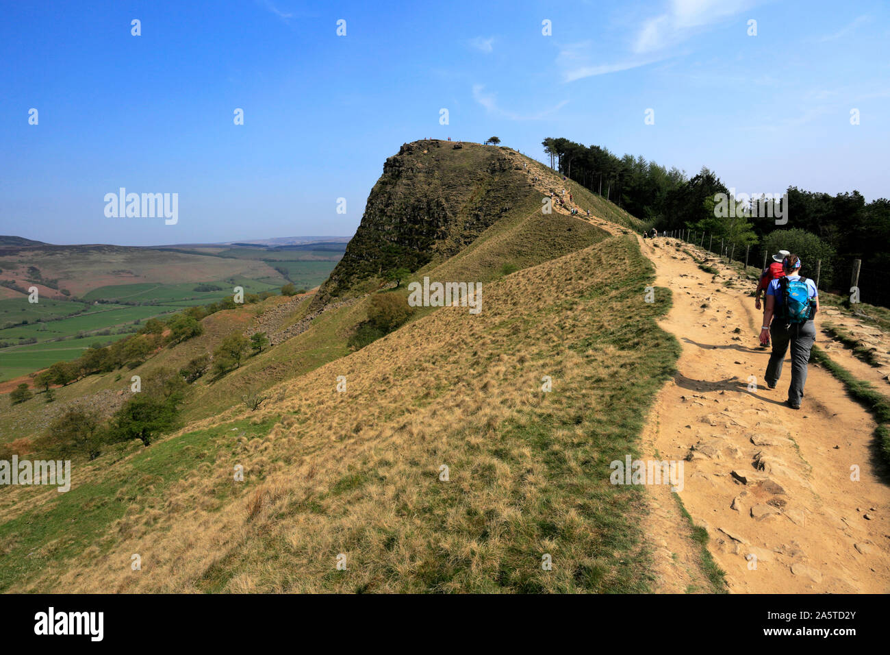 Walkers on Back Tor, Loosehill ridge, Vale of Edale, Derbyshire, Peak ...