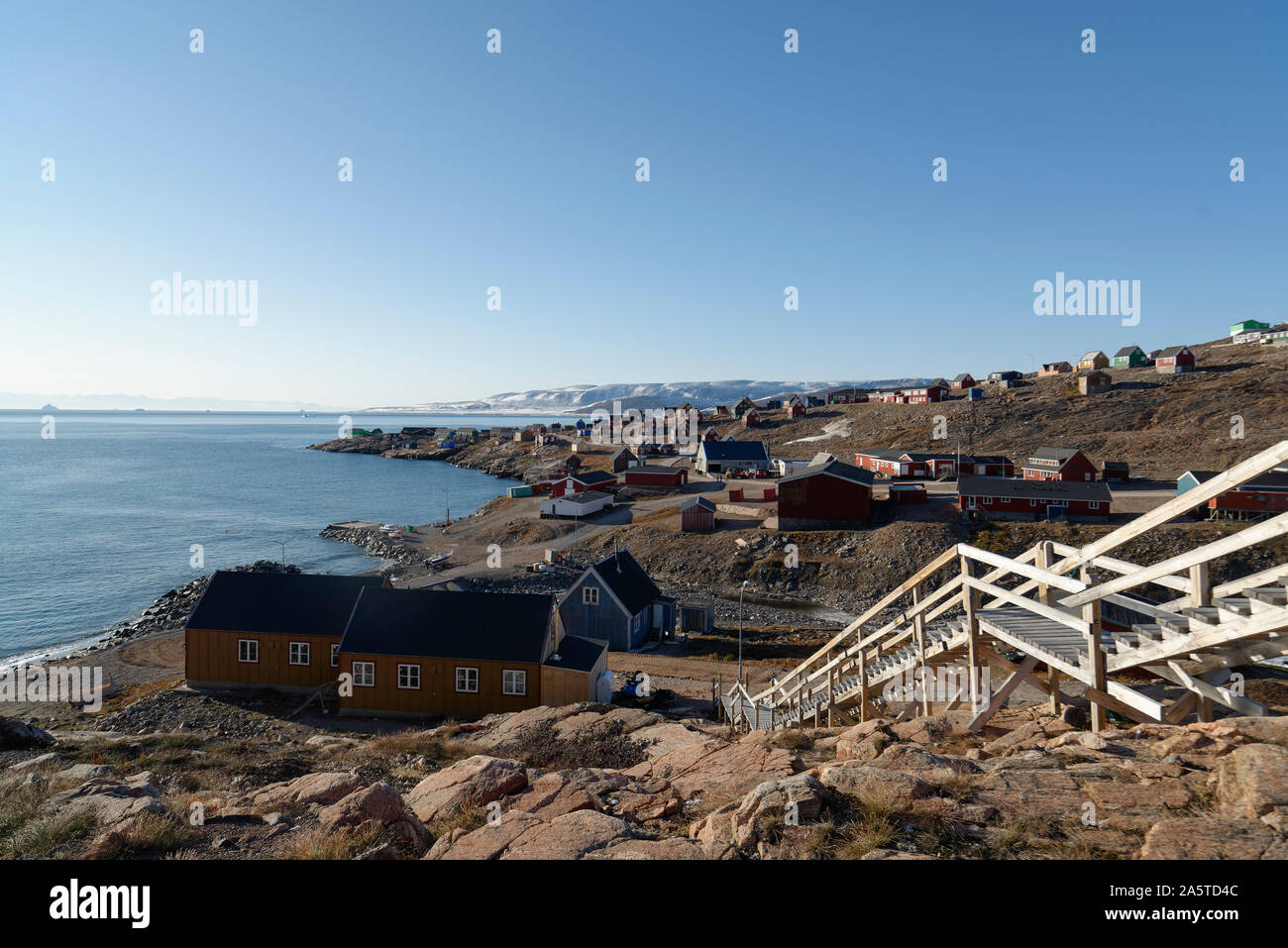Ausblick auf Ittoqqortoomiit, Siedlung im Scoresby Sund, Grönland, Dänemark. View of Ittoqqortoomiit,settlement in Scoresby Sund, Greenland, Denmark Stock Photo