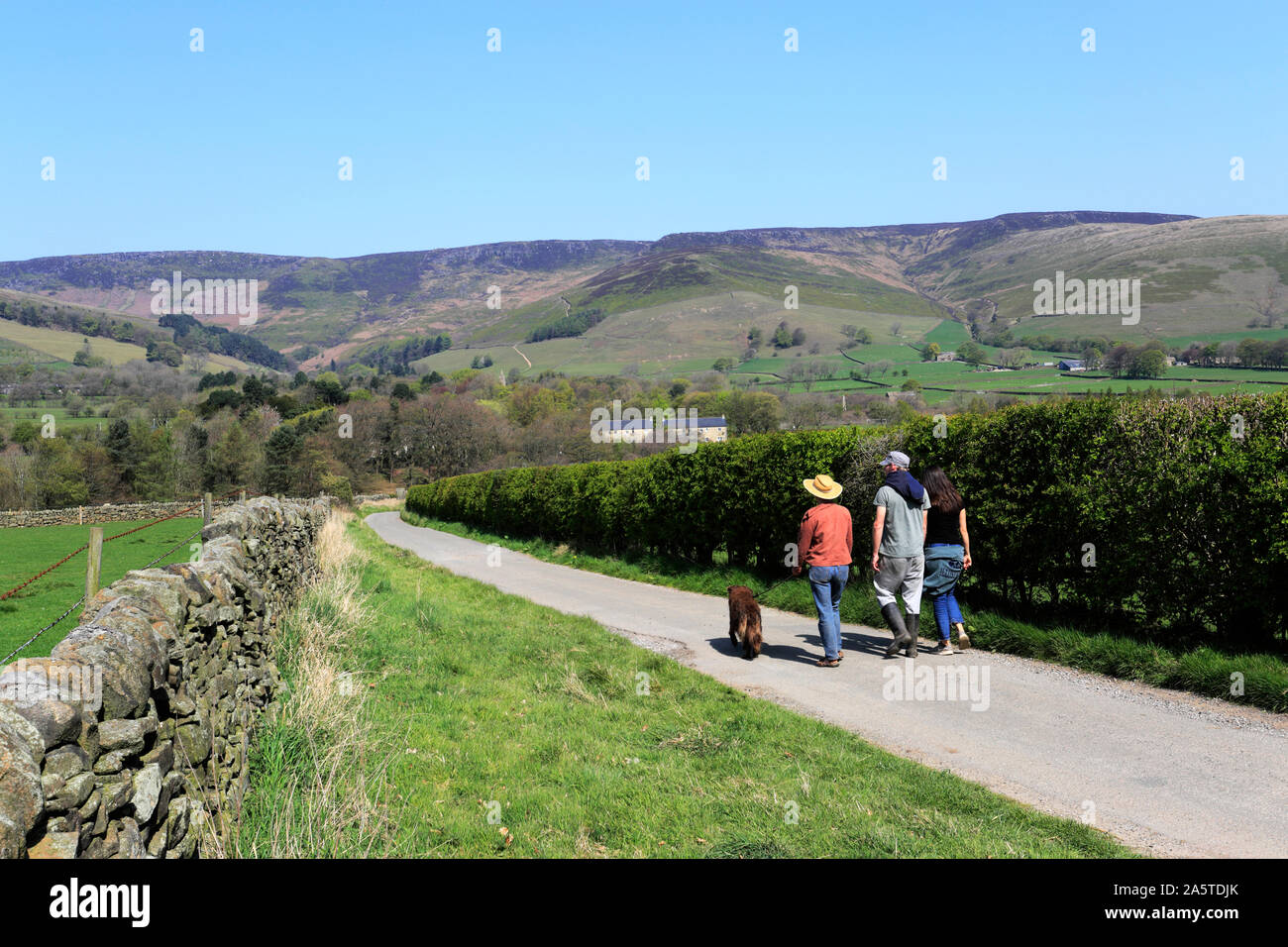 Walkers in the Vale of Edale, Edale Village, Derbyshire, Peak District National Park, England Stock Photo