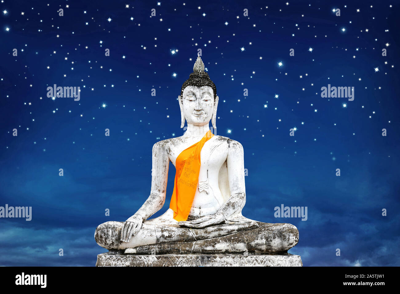 Weisser Buddha in Ayutthaya / Composing Stock Photo