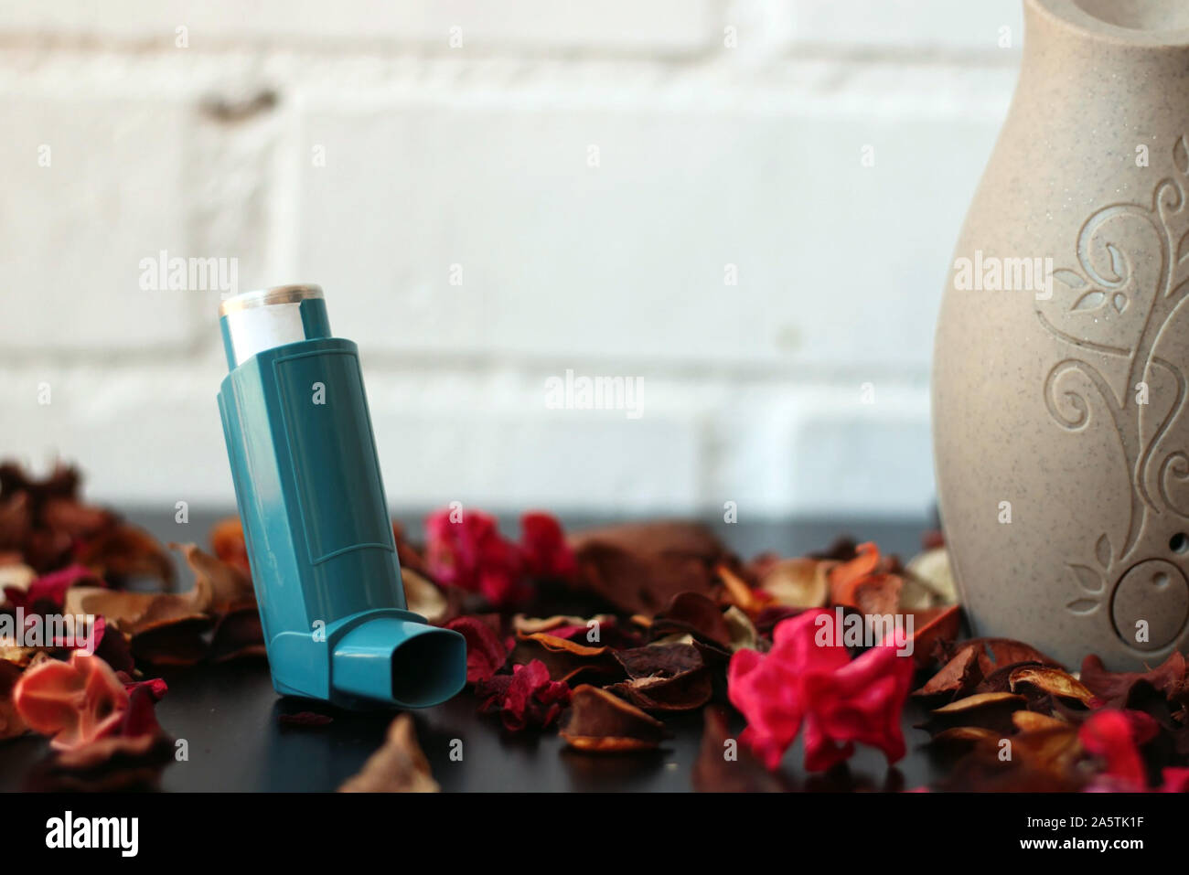 Asthma inhaler blue hires stock photography and images Alamy