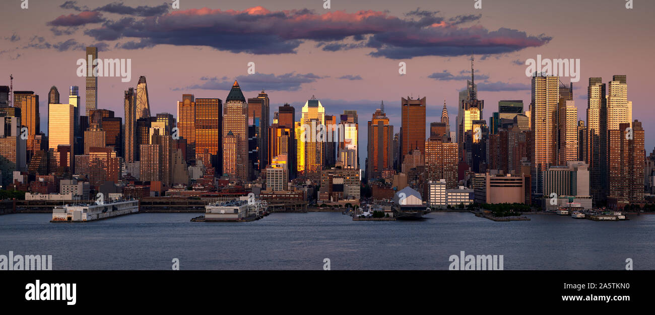 New York City sunset on Midtown West skyscrapers. Panoramic view on Manhattan and the Hudson River banks. NY, USA Stock Photo