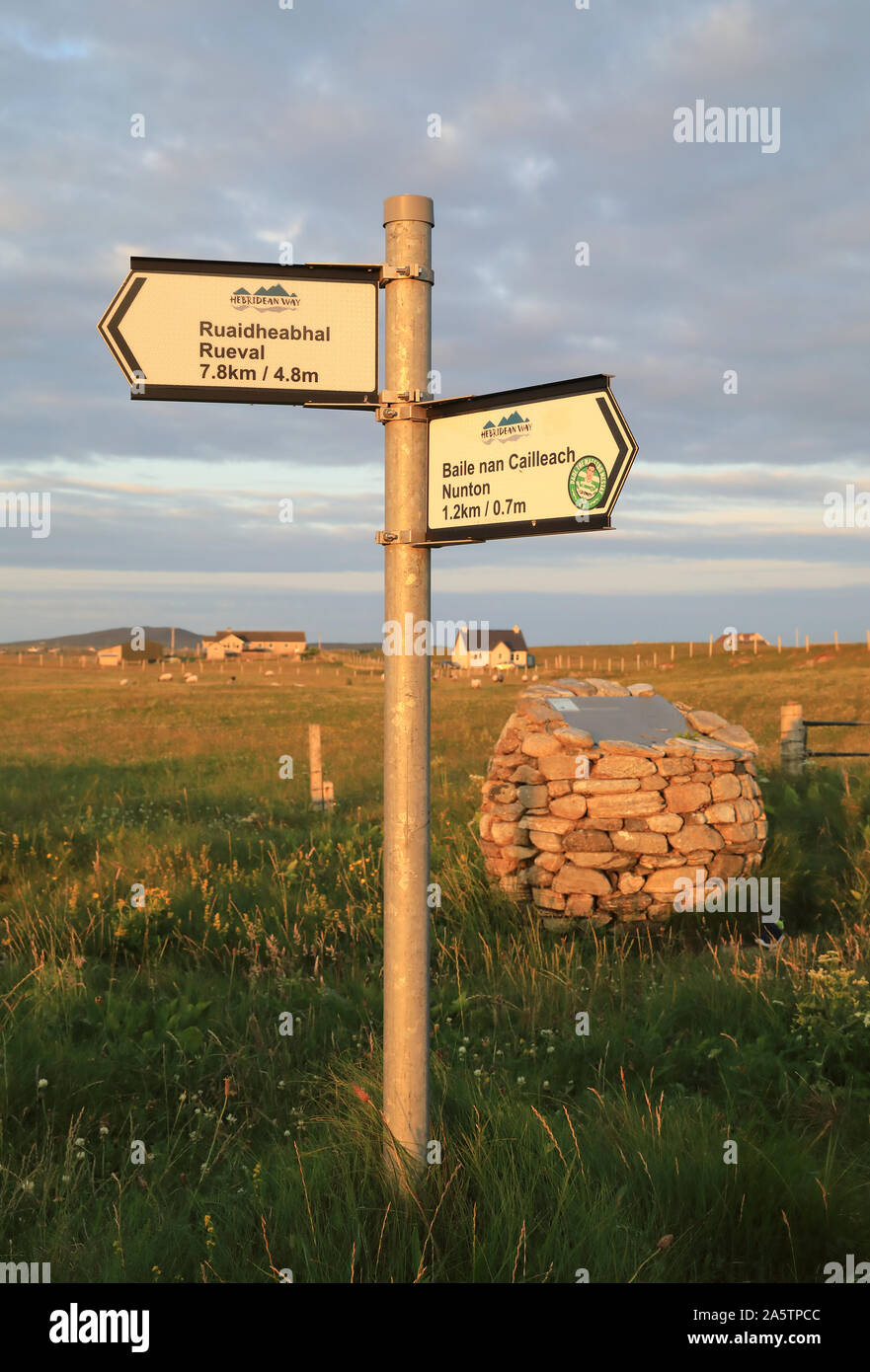 Signpost for Hebridean Way long distance walk, at Aird on the west side of the Isle of Benbecula, on the Outer Hebrides, in Scotland, UK Stock Photo