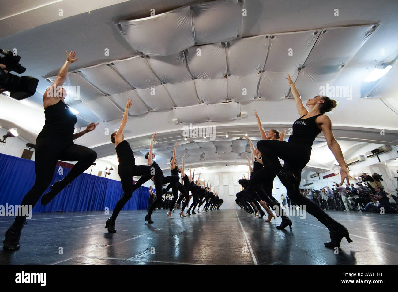 Kickline Stock Photos & Kickline Stock Images - Alamy
