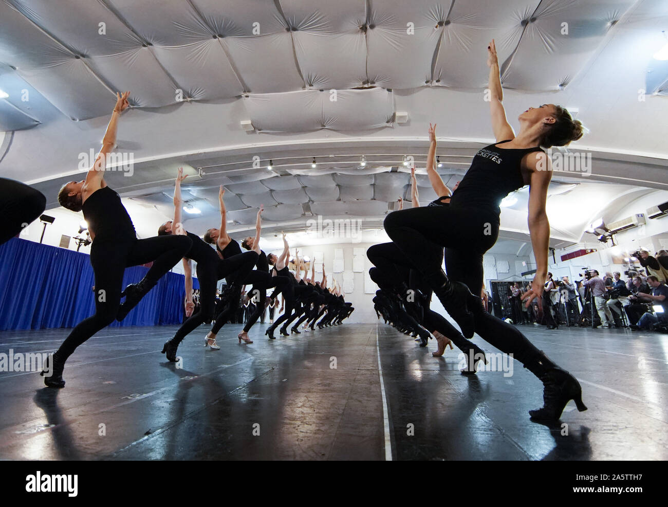 Kickline Stock Photos & Kickline Stock Images - Alamy