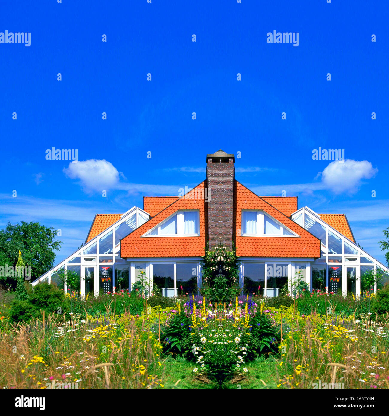 Modernes Einfamilienhaus mit Wintergarten Stock Photo