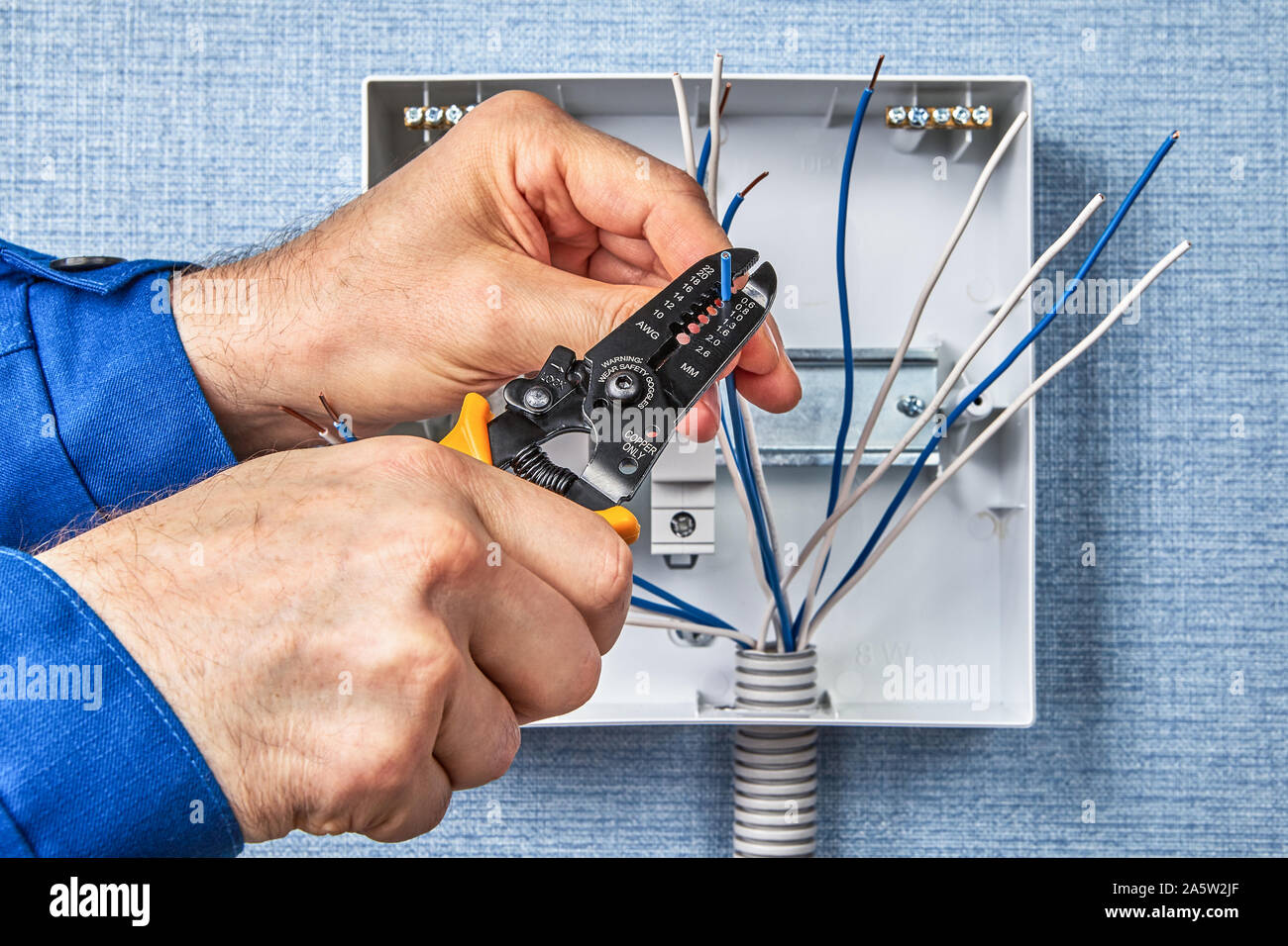 Installing of automatic fuses on a DIN rail. DIY wiring a consumer unit