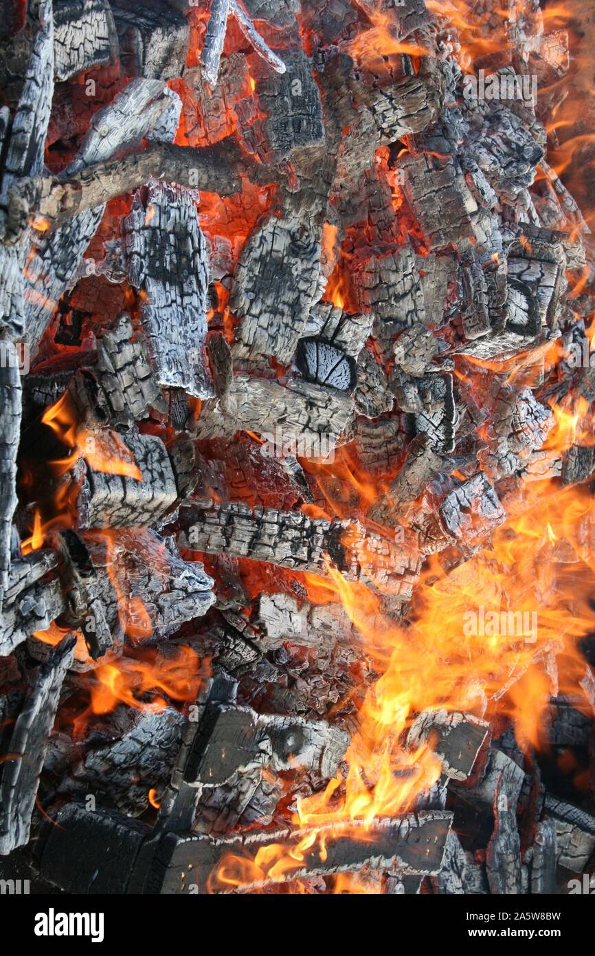 Wooden pallet bonfire hires stock photography and images Alamy