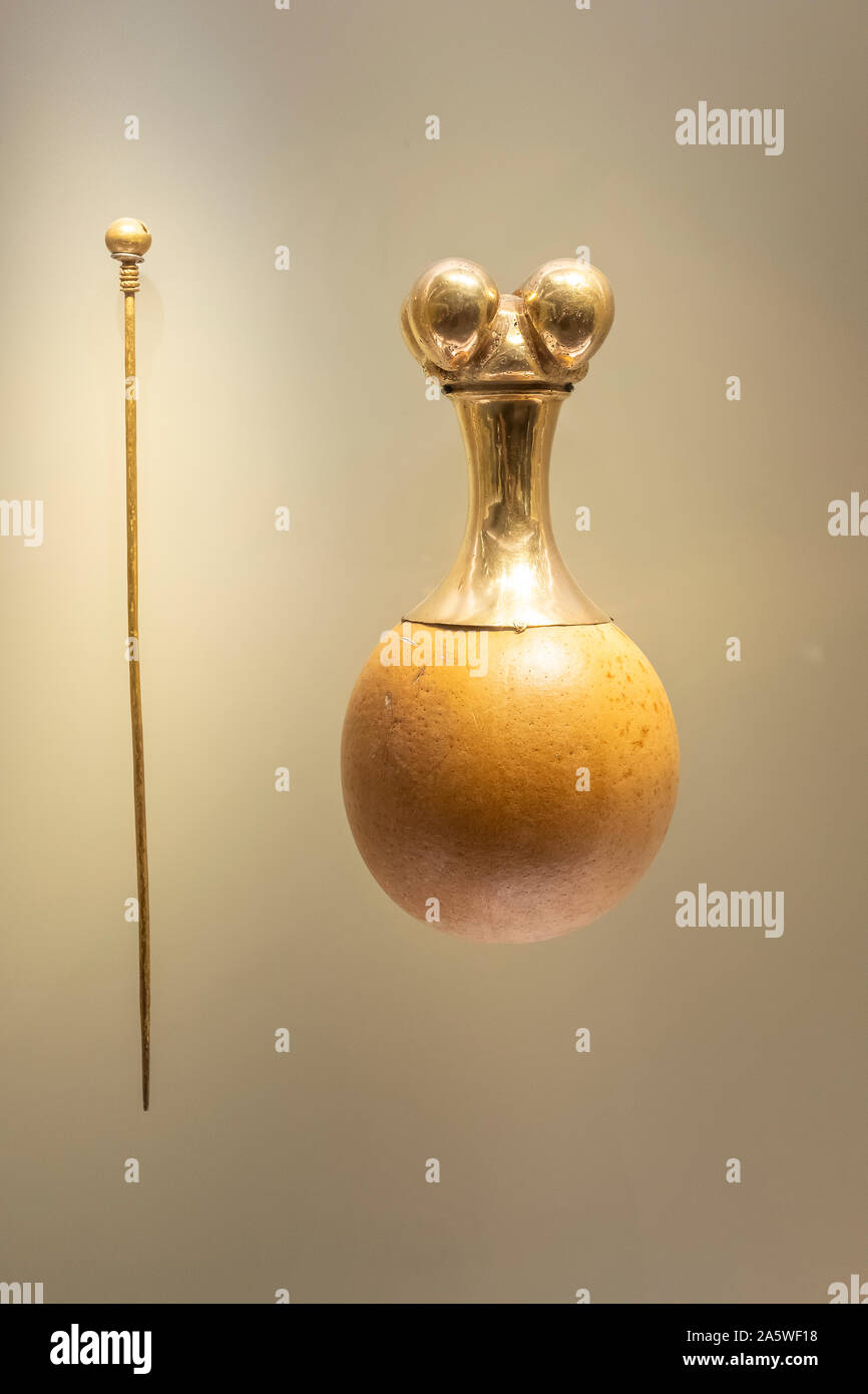 Poporo and stick, Pre-Columbian goldwork collection, Gold museum, Museo del Oro, Bogota, Colombia, America Stock Photo