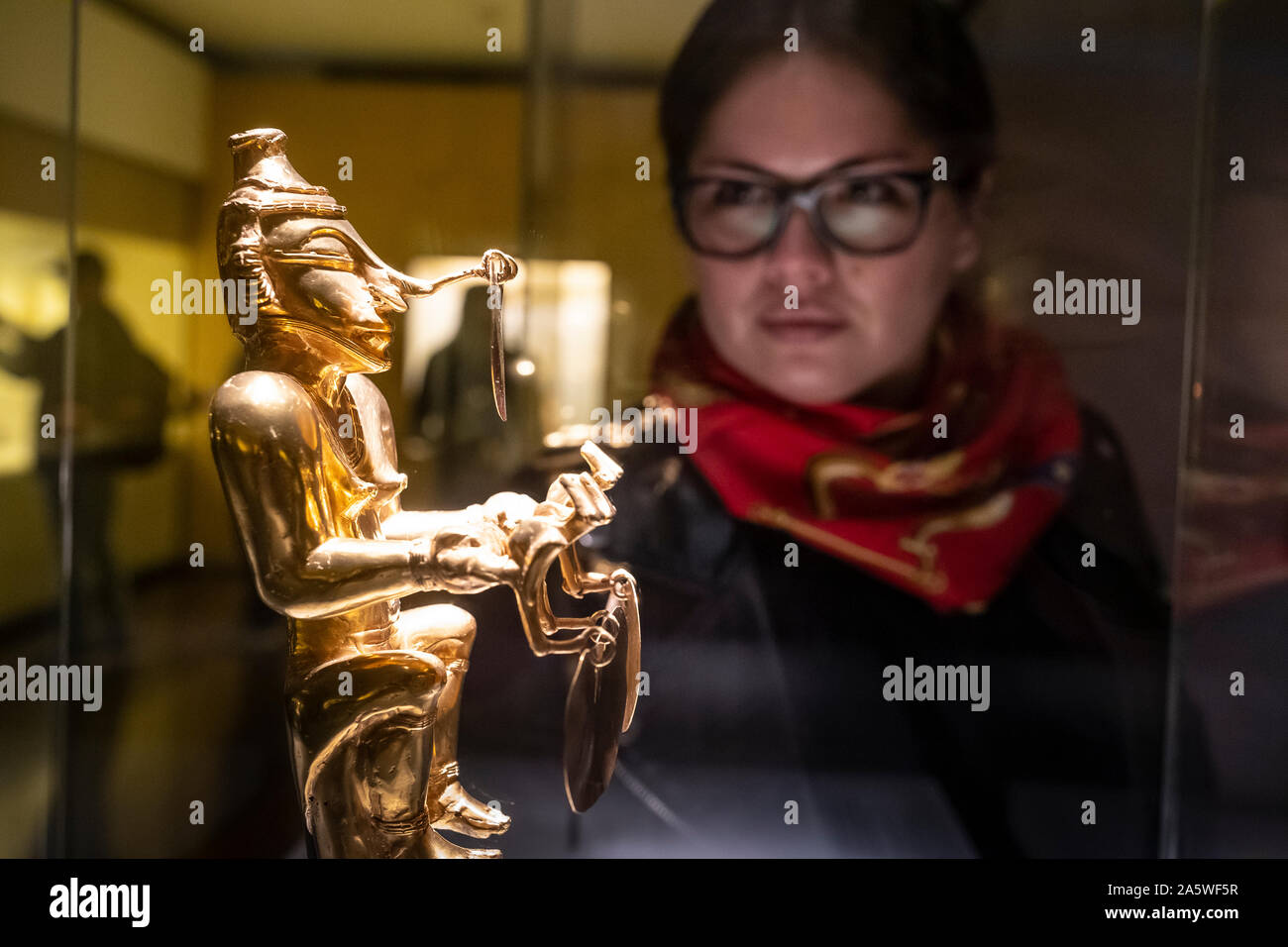 Visitors observing Poporo, anthropomorphous, Pre-Columbian goldwork collection, Gold museum, Museo del Oro, Bogota, Colombia, America Stock Photo