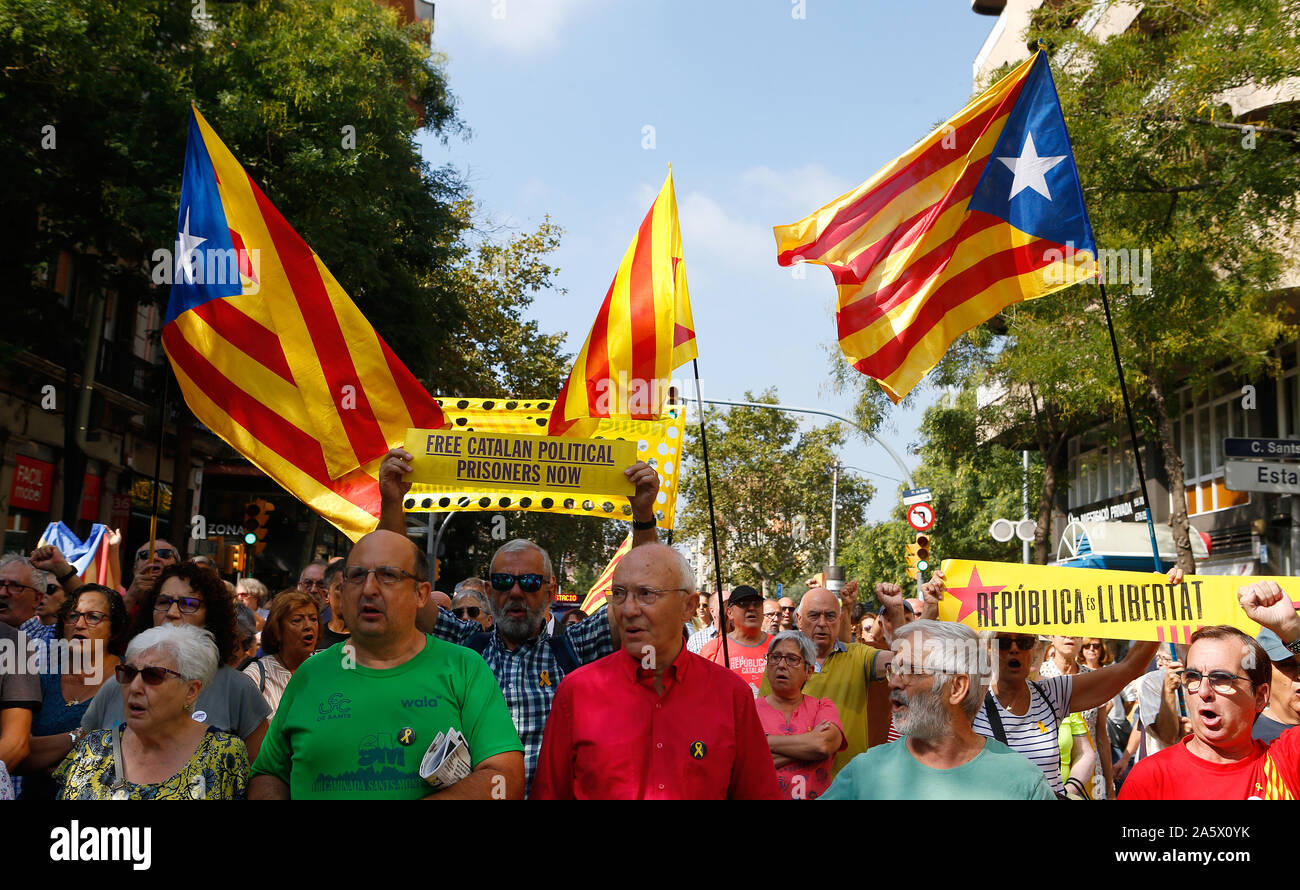 Seniors protest during a demonstration in Barcelona against the sentence of the Spanish court to keep in jail the Catalan politicians since October 20 Stock Photo