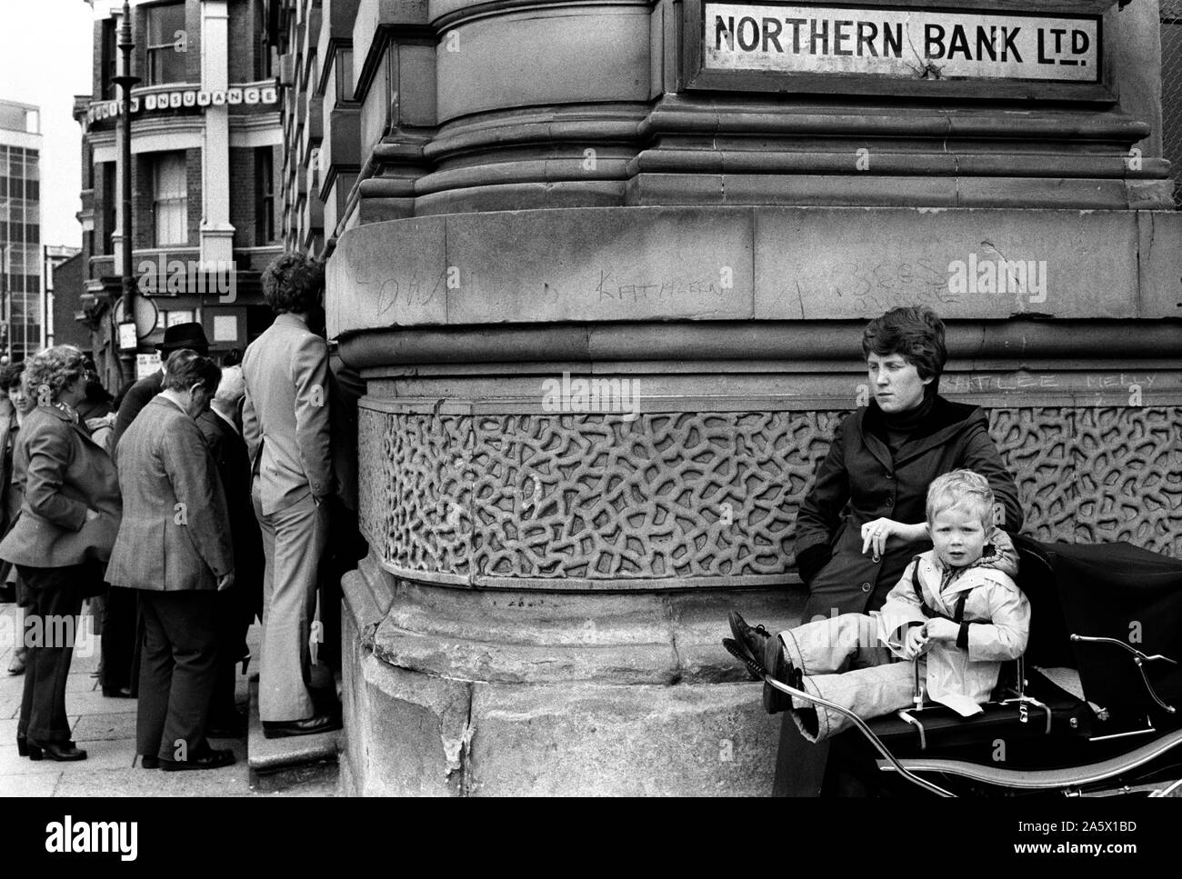 Derry, The Northern Bank Ltd. The Troubles 1970s lunch time customers trying to get it the bank, for security reasons only a few are allowed in at a time 1979. HOMER SYKES Stock Photo