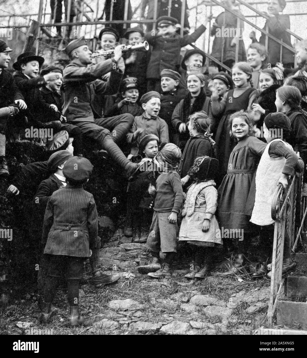 MUSICIAN JOE FOSTER OF THE 51st Infantry Band, 4th Army Corps, teaching German children American songs -  Cochem, Germany  ca. 1/6/1919 Stock Photo