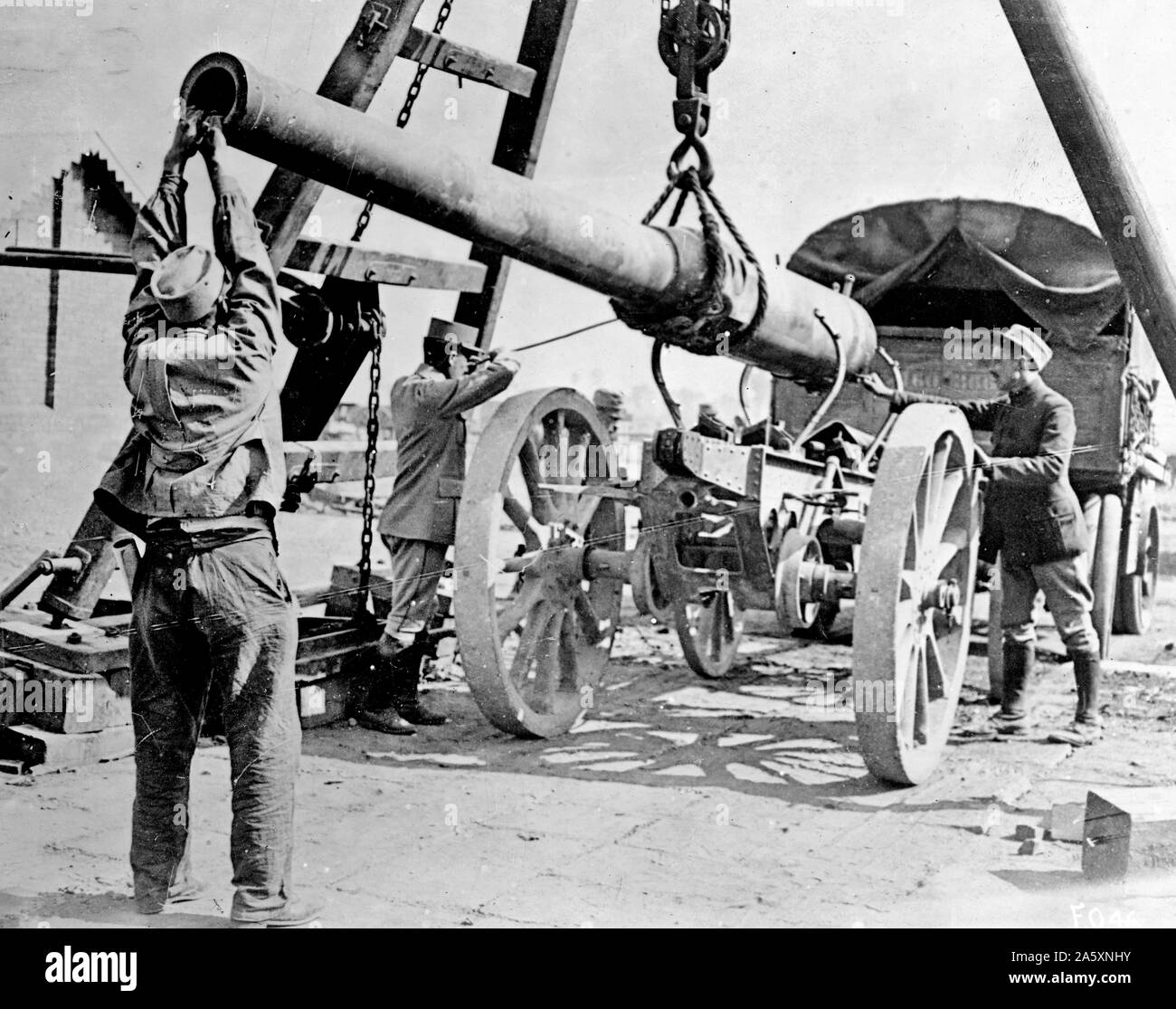 Setting up heavy gun hires stock photography and images Alamy