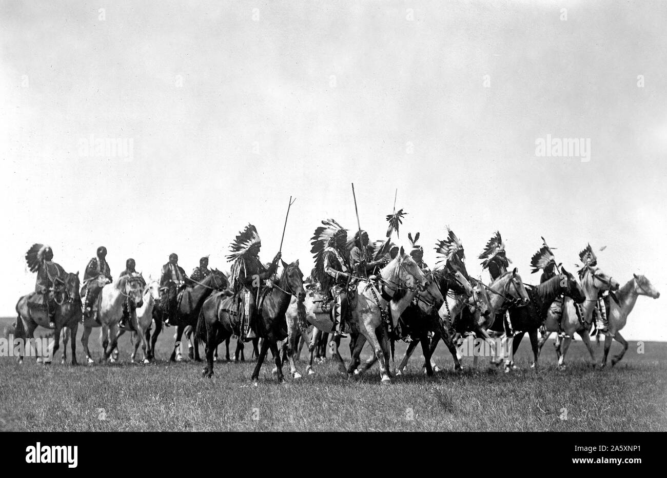 Indian war bonnets hi-res stock photography and images - Alamy