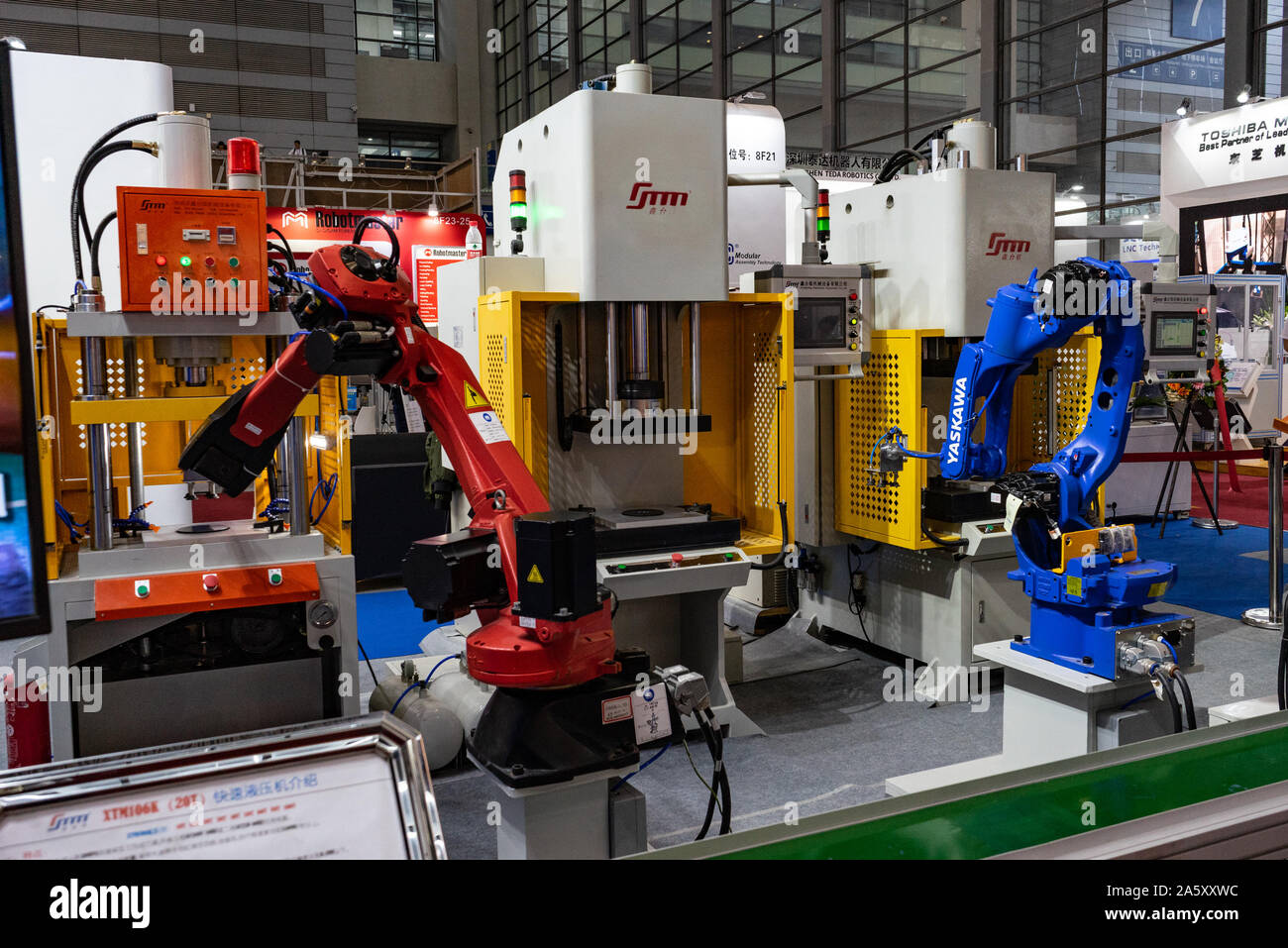 Industrial robots working in Chinese factory demo in Shenzhen, China Stock Photo