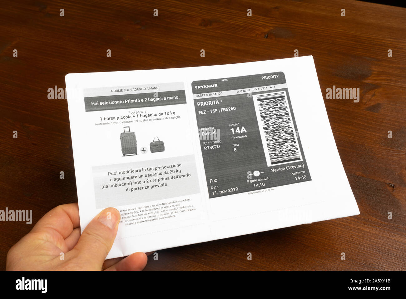 enkelt Bedøvelsesmiddel fortryde the boarding pass of the airline Ryanair and an italian passport Stock  Photo - Alamy