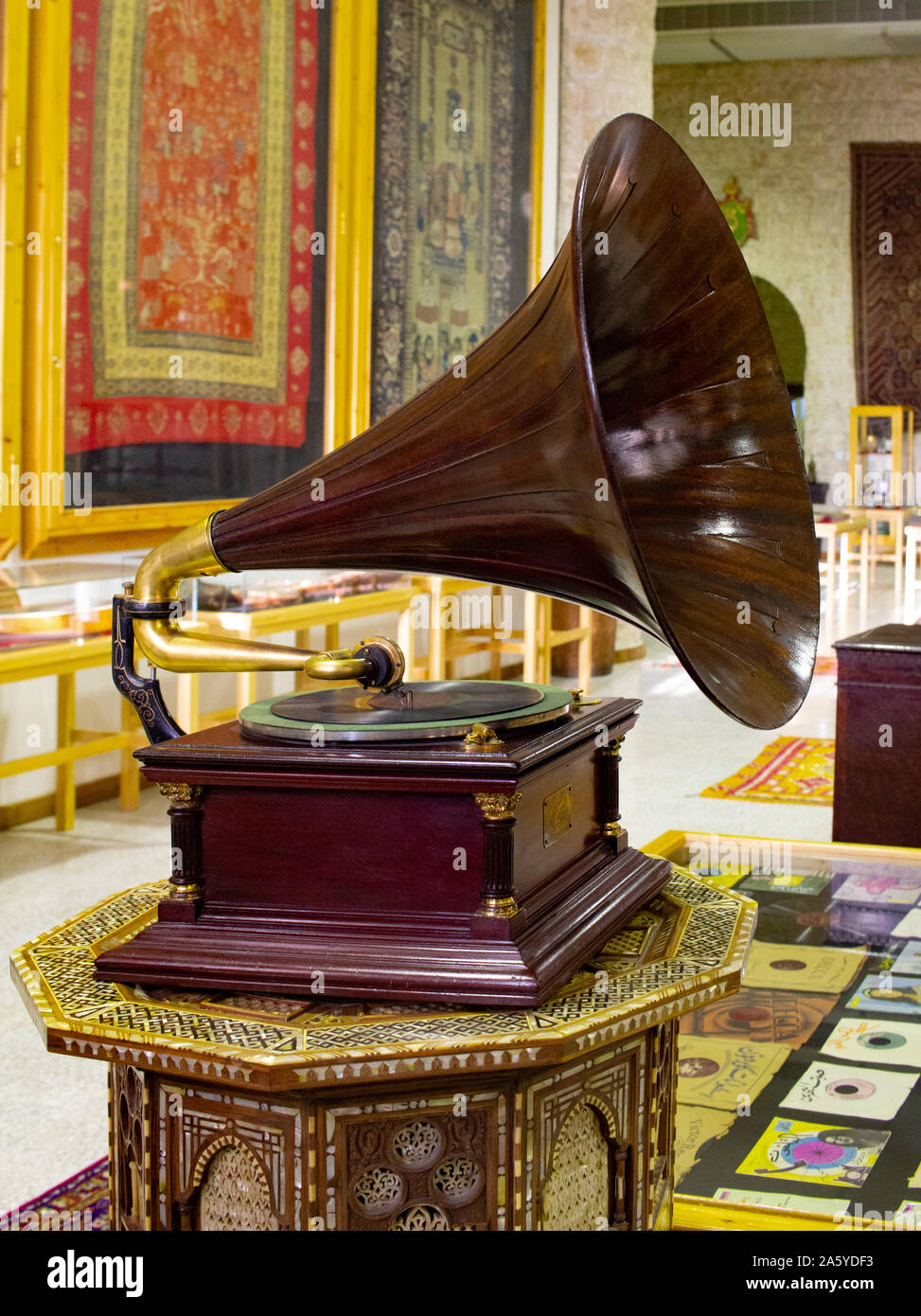 Record player with horn cheap speaker