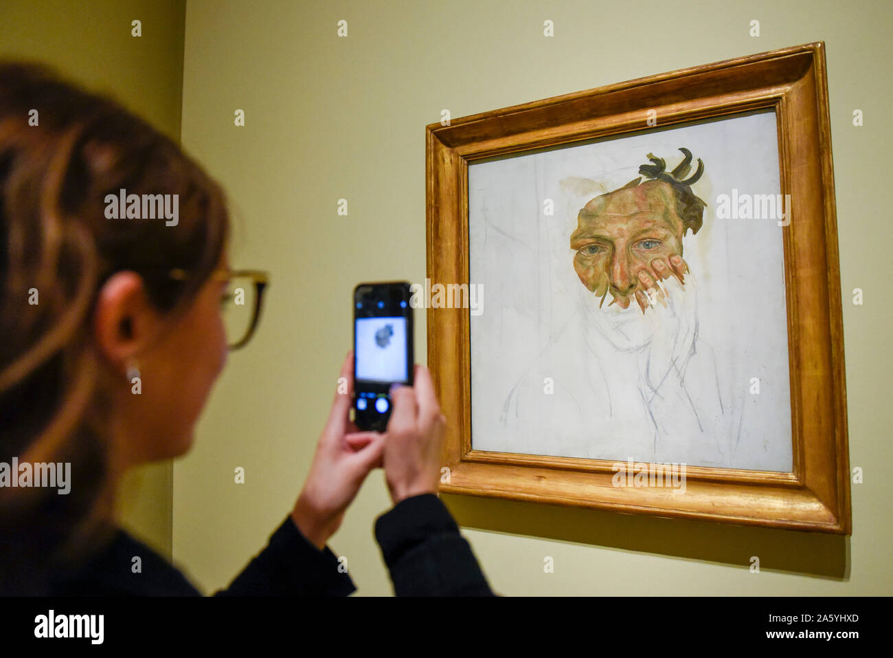 https://c8.alamy.com/comp/2A5YHXD/london-uk-23-october-2019-a-visitor-views-self-portrait-1956-by-lucian-freud-preview-of-lucian-freud-the-self-portraits-at-the-royal-academy-of-arts-in-piccadilly-56-works-on-display-chart-freuds-artistic-development-over-almost-seven-decades-on-canvas-and-paper-in-a-show-which-runs-27-october-to-26-january-2020-credit-stephen-chung-alamy-live-news-2A5YHXD.jpg