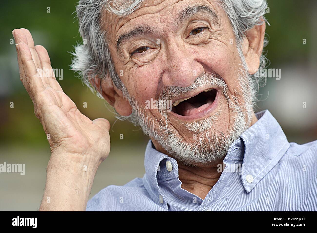 Старик ржет. Смеющийся старик. Фото смеющегося деда. Веселые старики. Старый дед смеется.